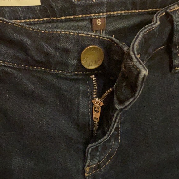 Kut from the Kloth Catherine Bermuda Short - Picture 5 of 5